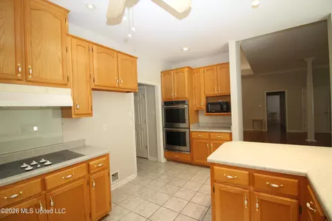 Kitchen - 3542 Rhett Butler Dr, Hernando, MS 38632 photo 3 of 3