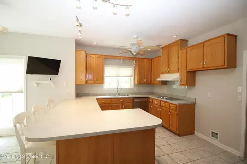 Kitchen - 3542 Rhett Butler Dr, Hernando, MS 38632 photo 2 of 3