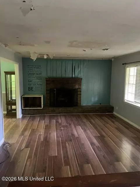 Living - 653 W Robinson St, Hernando, MS 38632 photo 3 of 3