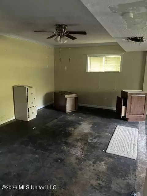 Living - 653 W Robinson St, Hernando, MS 38632 photo 2 of 3