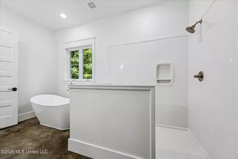 Bath - 175 Fulmer Rd #B, Como, MS 38619 photo 1 of 6