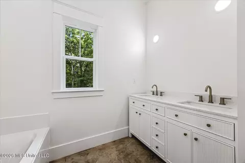 Bath - 175 Fulmer Rd #B, Como, MS 38619 photo 2 of 6