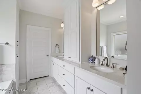 Bath - 414 Emerald Trl, Brandon, MS 39047 photo 3 of 5