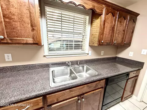 Kitchen - 6902 Tanner Williams Rd, Lucedale, MS 39452 photo 4 of 8