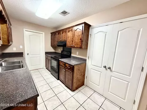 Kitchen - 6902 Tanner Williams Rd, Lucedale, MS 39452 photo 3 of 8