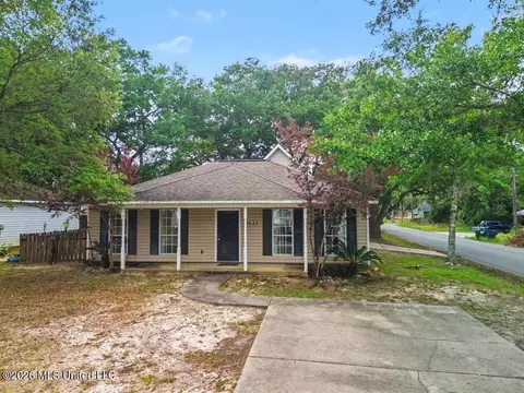 1633 S 9th St, Ocean Springs, MS 39564