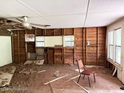 Living - 422 Powell St, Brookhaven, MS 39601 photo 1 of 2
