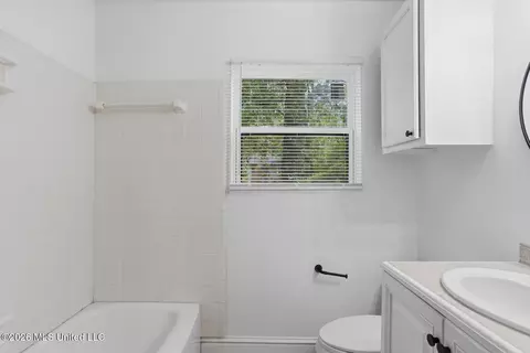 Bath - 1735 Wilhurst St, Jackson, MS 39211 photo 2 of 4
