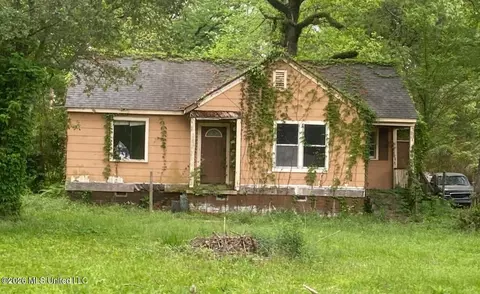 2006 Alta Woods Blvd, Jackson, MS 39204