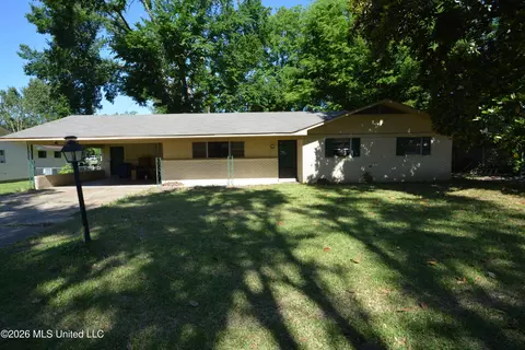 2111 Country Club Dr, Yazoo City, MS 39194