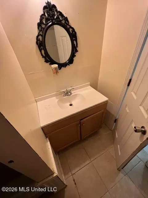Bath - 7112 Grierson St, Moss Point, MS 39563 photo 2 of 3