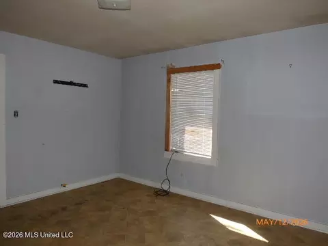 Living - 427 College St, Natchez, MS 39120 photo 3 of 3