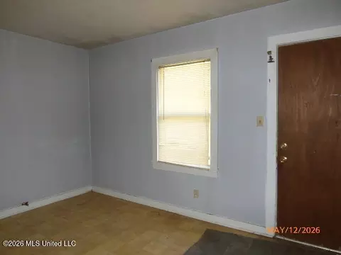 Living - 427 College St, Natchez, MS 39120 photo 2 of 3