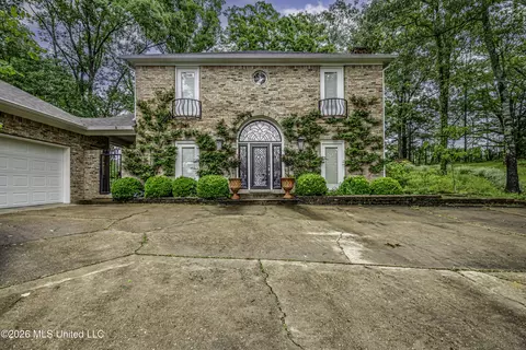 8 Lakeview Dr, Raymond, MS 39154