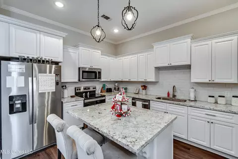 Kitchen - 994 Filmore Dr, Brandon, MS 39042 photo 3 of 8