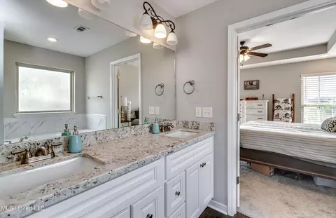 Bath - 994 Filmore Dr, Brandon, MS 39042 photo 1 of 5