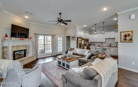 Living - 994 Filmore Dr, Brandon, MS 39042 photo 4 of 4