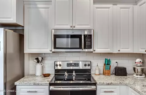 Kitchen - 994 Filmore Dr, Brandon, MS 39042 photo 5 of 8