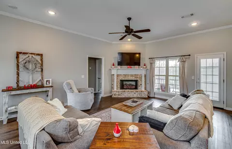 Living - 994 Filmore Dr, Brandon, MS 39042 photo 2 of 4