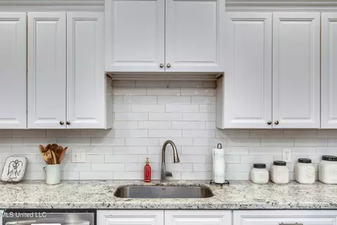 Kitchen - 994 Filmore Dr, Brandon, MS 39042 photo 4 of 8