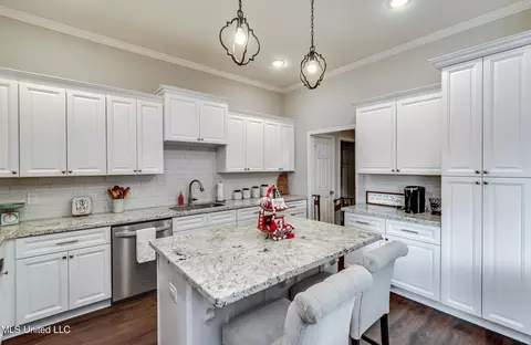 Kitchen - 994 Filmore Dr, Brandon, MS 39042 photo 2 of 8
