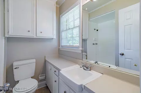 Bath - 1404 Plantation Blvd, Jackson, MS 39211 photo 2 of 2