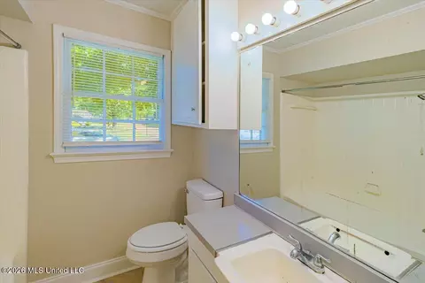 Bath - 1404 Plantation Blvd, Jackson, MS 39211 photo 1 of 2