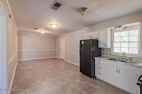 Living - 1404 Plantation Blvd, Jackson, MS 39211 photo 2 of 3