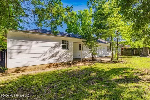 Exterior - 1404 Plantation Blvd, Jackson, MS 39211 photo 2 of 3