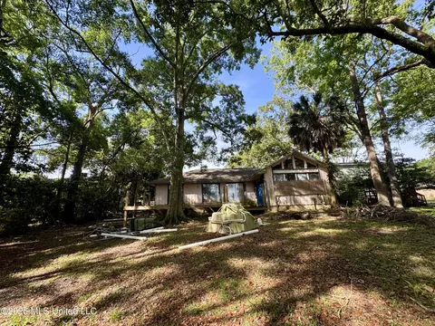 1432 Sioux Bayou Dr, Gautier, MS 39553