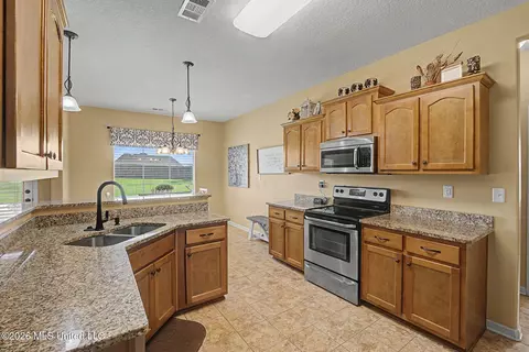 Kitchen - 4929 Bakersfield Dr, Nesbit, MS 38651 photo 3 of 4