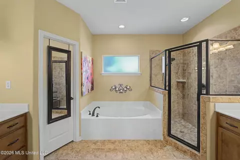Bath - 4929 Bakersfield Dr, Nesbit, MS 38651 photo 2 of 4