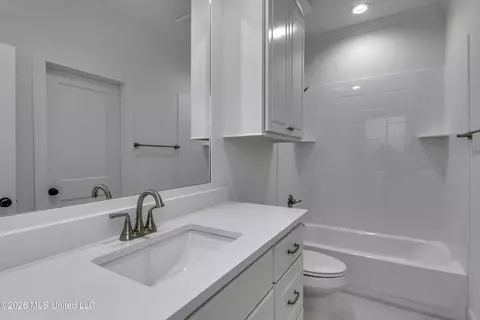 Bath - 804 Albany St, Brandon, MS 39042 photo 4 of 7