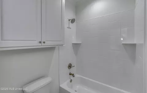 Bath - 804 Albany St, Brandon, MS 39042 photo 5 of 7