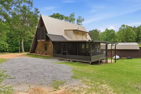 38 Downs St, Lumberton, MS 39455