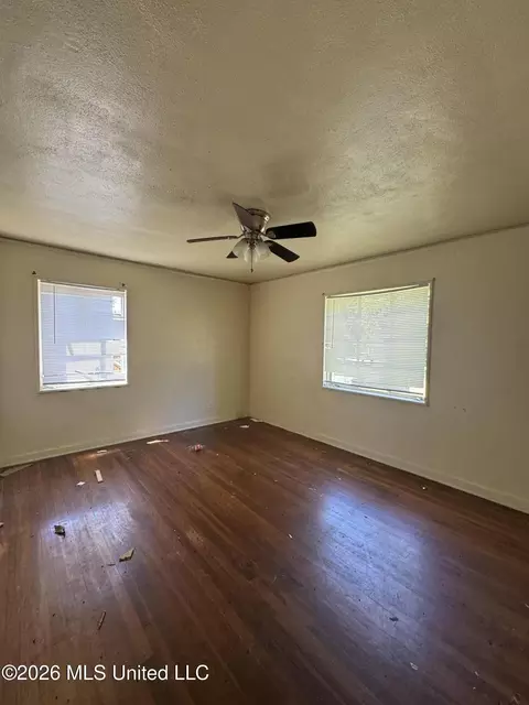 Living - 3330 Charleston Dr, Jackson, MS 39212 photo 5 of 5