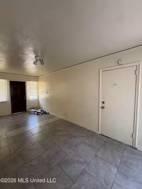 Living - 3330 Charleston Dr, Jackson, MS 39212 photo 4 of 5