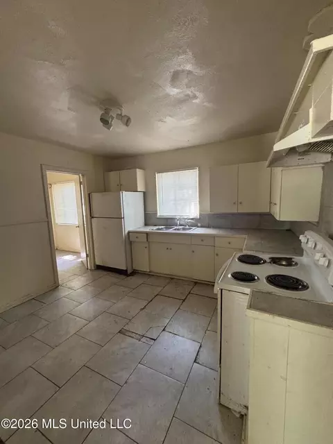 Kitchen - 3330 Charleston Dr, Jackson, MS 39212 photo 1 of 2