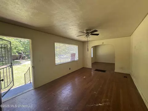 Living - 3330 Charleston Dr, Jackson, MS 39212 photo 2 of 5