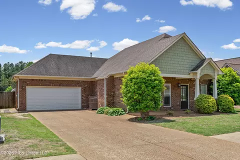Exterior - 2349 Saint Ives Ln, Hernando, MS 38632 photo 3 of 7