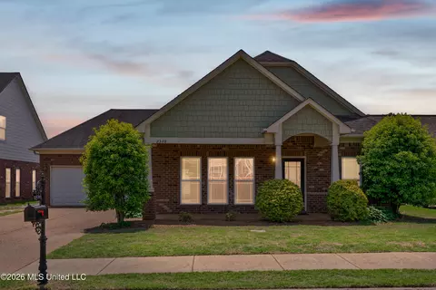 Exterior - 2349 Saint Ives Ln, Hernando, MS 38632 photo 4 of 7