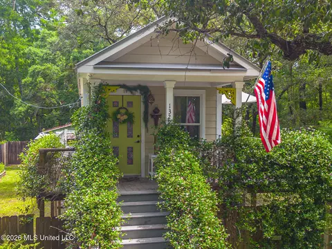 1322 Spruce St, Ocean Springs, MS 39564