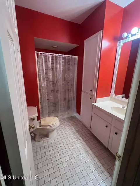 Bath - 116 Duster Dr, Natchez, MS 39120 photo 2 of 3