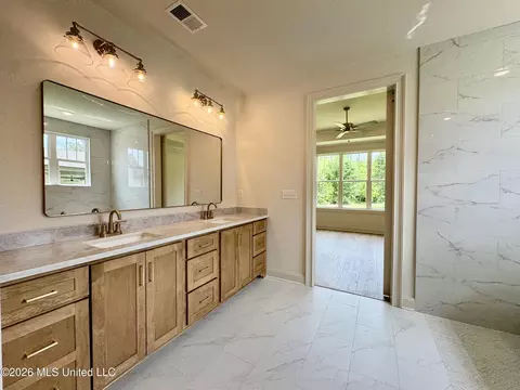 Bath - 302 Oakworth Dr, Hernando, MS 38632 photo 2 of 9