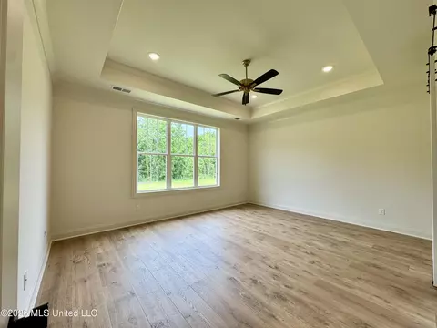 Living - 302 Oakworth Dr, Hernando, MS 38632 photo 6 of 6