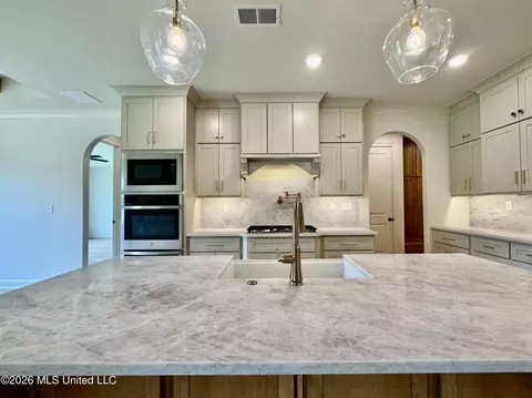 Kitchen - 302 Oakworth Dr, Hernando, MS 38632 photo 1 of 7