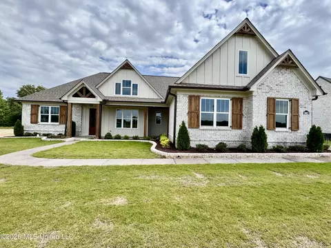 Exterior - 302 Oakworth Dr, Hernando, MS 38632 photo 2 of 9