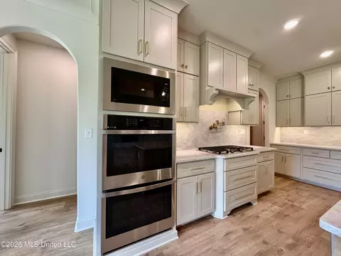 Kitchen - 302 Oakworth Dr, Hernando, MS 38632 photo 6 of 7