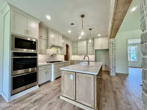 Kitchen - 302 Oakworth Dr, Hernando, MS 38632 photo 5 of 7