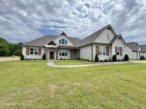 Exterior - 302 Oakworth Dr, Hernando, MS 38632 photo 3 of 9